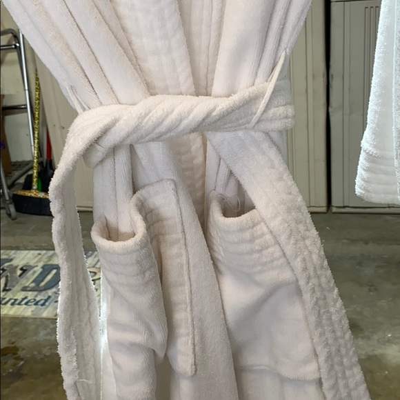 Saks Fifth Avenue robe - Picture 3 of 3